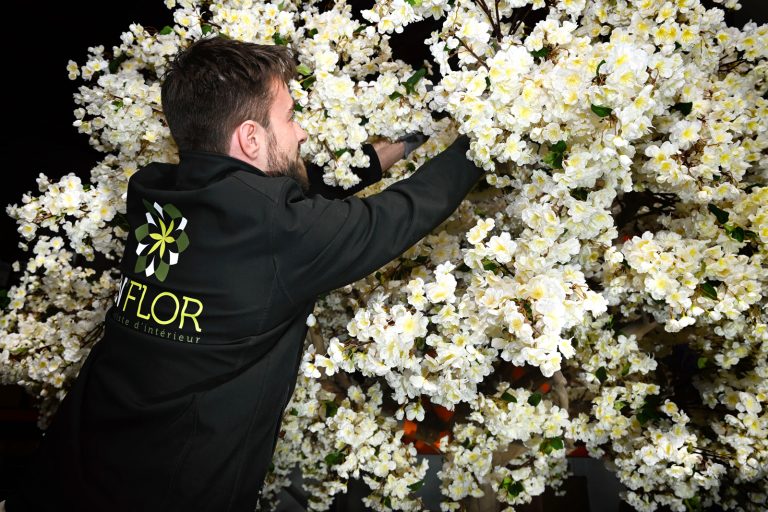 Paysagiste d'intérieur In'Flor dans un cerisier artificiel blanc