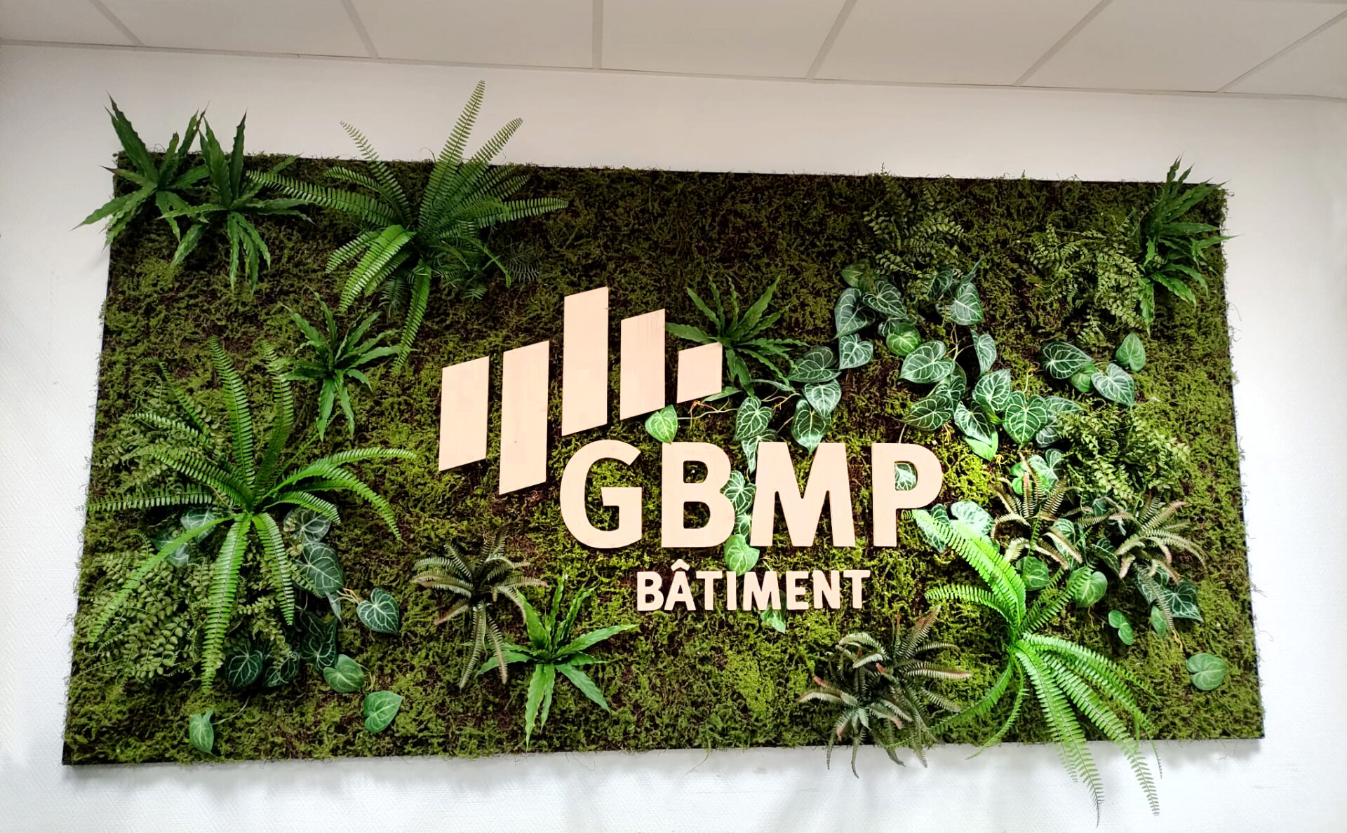 tableau végétal artificiel et logo en bois groupe GB -GBMP